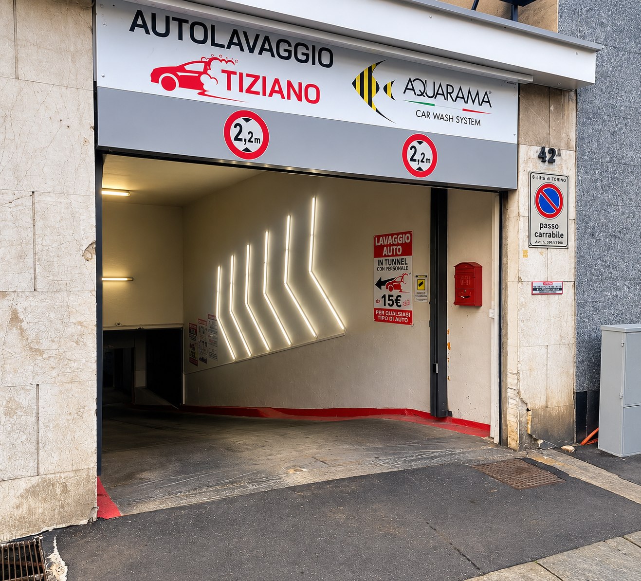 Ingresso e rampa d'accesso al tunnel di lavaggio