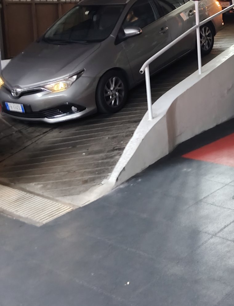 Ingresso e rampa d'accesso al tunnel di lavaggio